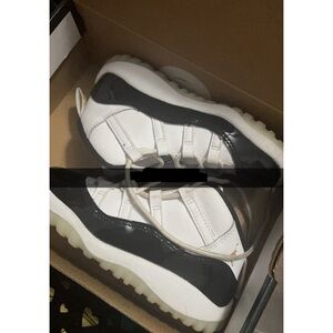 Gently used can send video if needed .No crease Most sipped off.New shoe strings